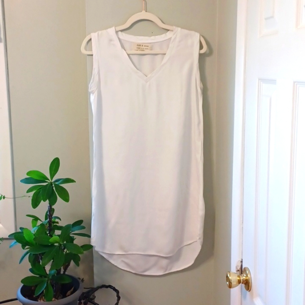 Cloth & Stone pure white V neck tunic, XS, by Anthopology.